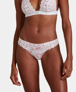 Culotte Brésilienne Collection Lingerie Bahia & Moi Coloris Tangerine (blanc Et Détails Couleur Corail) De Chez Aubade Paris.