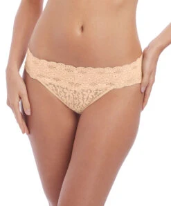 Slip Dentelle Forme Brésilienne Collection De Lingerie Permanente Wacoal Halo Lace, Coloris Nude (=peau).  