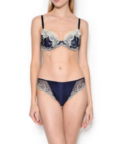 Slip Fantasie Splendeur Soie De La Marque Lise Charmel 8 Slip Fantasie Splendeur Soie De La Marque Lise Charmel -Sous Vêtement Soldes Magasin Slip dos opaque Lise Charmel Splendeur Soie Bleu marine ACC0280 SM ensemble