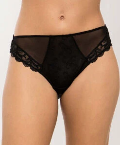 Slip Grande Taille Par Éprise De Lise Charmel Collection Acanthe Guipure Coloris Arty Noir. 