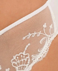 Slip "fantaisie" à Dos Opaque En Soie Lise Charmel Collection Splendeur Soie Coloris écru Nacre (=ivoire). -Sous Vêtement Soldes Magasin Slip dos opaque en soie Lise Charmel Splendeur soie ecru nacre ivoire ACC0280 EN 4