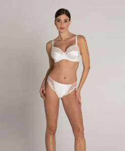 Slip "fantaisie" à Dos Opaque En Soie Lise Charmel Collection Splendeur Soie Coloris écru Nacre (=ivoire). -Sous Vêtement Soldes Magasin Slip dos opaque en soie Lise Charmel Splendeur soie ecru nacre ivoire ACC0280 EN 404