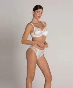 Slip "fantaisie" à Dos Opaque En Soie Lise Charmel Collection Splendeur Soie Coloris écru Nacre (=ivoire). -Sous Vêtement Soldes Magasin Slip dos opaque en soie Lise Charmel Splendeur soie ecru nacre ivoire ACC0280 EN 406