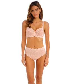 Wacoal Slip Gainant Taille Mi-haute Opaque Et Couvrant De La Collection Iconique Eglantine Par La Maison Wacaoal, Coloris Toki. 9 Wacoal Slip Gainant Taille Mi-haute Opaque Et Couvrant De La Collection Iconique Eglantine Par La Maison Wacaoal, Coloris Toki. -Sous Vêtement Soldes Magasin Slip galbant Wacoal Eglantine toki rose poudre WEPFA862 TOI 4