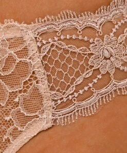 Slip Séduction Ligne Sublime En Dentelle De La Marque De Lingerie Française Lise Charmel, Coloris Nude Sublime. -Sous Vêtement Soldes Magasin Slip seduction Lise Charmel Sublime en dentelle nude sublime chair ACH0713 NS 504