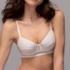 Soutien-gorge Couvrant à Armatures Collection Belle Des Neiges Nacre Et Or De Chez Antigel Par Lise Charmel. 1 Soutien-gorge Couvrant à Armatures Collection Belle Des Neiges Nacre Et Or De Chez Antigel Par Lise Charmel. -Sous Vêtement Soldes Magasin Soutien gorge armature Antigel de Lise Charmel Belle des Neiges nacre or ivoire ECH6022 NR 1