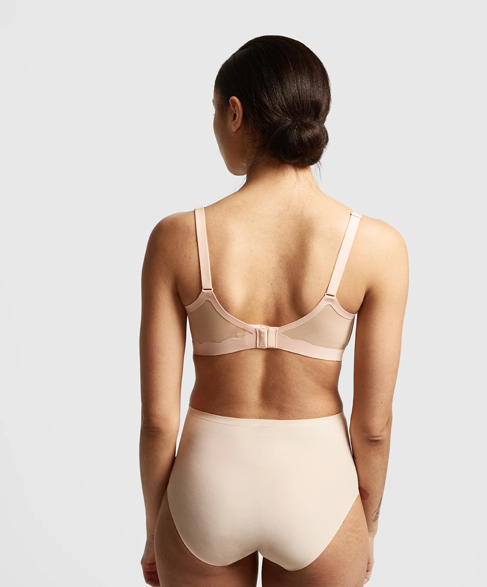 Soutien-gorge Moulé Armatures Enveloppant Collection Pure Light De La Marque De Lingerie Chantelle. 4 Soutien-gorge Moulé Armatures Enveloppant Collection Pure Light De La Marque De Lingerie Chantelle. – Image 2