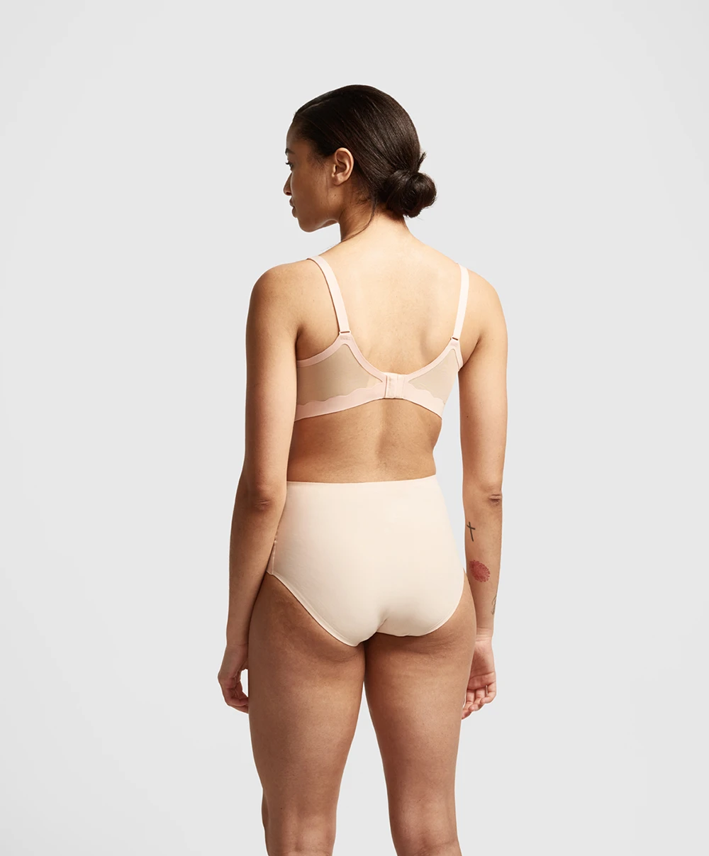 Soutien-gorge Moulé Armatures Enveloppant Collection Pure Light De La Marque De Lingerie Chantelle. 5 Soutien-gorge Moulé Armatures Enveloppant Collection Pure Light De La Marque De Lingerie Chantelle. – Image 3