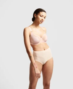 Soutien-gorge Moulé Armatures Enveloppant Collection Pure Light De La Marque De Lingerie Chantelle.
