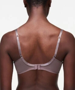 Soutien-gorge à Armatures Très Enveloppant Chantelle De La Collection Luminesce En Coloris Terre D'ombre Sauvage. 8 Soutien-gorge à Armatures Très Enveloppant Chantelle De La Collection Luminesce En Coloris Terre D'ombre Sauvage. -Sous Vêtement Soldes Magasin Soutien gorge armatures tres enveloppant Chantelle Luminesce terre d ombre taupe C19K10 0C1 2
