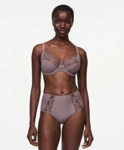 Soutien-gorge à Armatures Très Enveloppant Chantelle De La Collection Luminesce En Coloris Terre D'ombre Sauvage. 9 Soutien-gorge à Armatures Très Enveloppant Chantelle De La Collection Luminesce En Coloris Terre D'ombre Sauvage. -Sous Vêtement Soldes Magasin Soutien gorge armatures tres enveloppant Chantelle Luminesce terre d ombre taupe C19K10 0C1 3