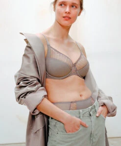 Soutien-gorge à Armatures Très Enveloppant Chantelle De La Collection Luminesce En Coloris Terre D'ombre Sauvage. 11 Soutien-gorge à Armatures Très Enveloppant Chantelle De La Collection Luminesce En Coloris Terre D'ombre Sauvage. -Sous Vêtement Soldes Magasin Soutien gorge armatures tres enveloppant Chantelle Luminesce terre d ombre taupe C19K10 0C1 fashion 1