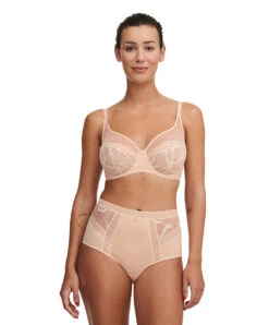 Soutien-gorge Armatures Très Enveloppant De La Marque De Lingerie Chantelle, Collection True Lace, Coloris Beige Doré. -Sous Vêtement Soldes Magasin Soutien gorge armatures tres enveloppant Chantelle true lace beige dore chair C11M10 01N 4