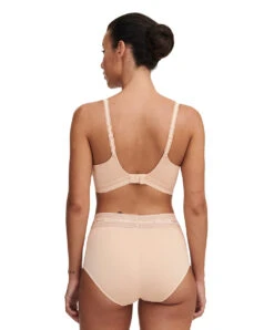 Soutien-gorge Armatures Très Enveloppant De La Marque De Lingerie Chantelle, Collection True Lace, Coloris Beige Doré. -Sous Vêtement Soldes Magasin Soutien gorge armatures tres enveloppant Chantelle true lace beige dore chair C11M10 01N 5
