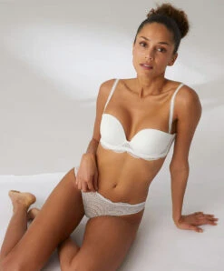 Simone Perele Soutien-gorge Bandeau Coque Avec Armatures Bretelles Amovibles Simone Pérèle Collection De Lingerie Permanente Karma Coloris Naturel (=ivoire). 13 Simone Perele Soutien-gorge Bandeau Coque Avec Armatures Bretelles Amovibles Simone Pérèle Collection De Lingerie Permanente Karma Coloris Naturel (=ivoire). -Sous Vêtement Soldes Magasin Soutien gorge bandeau coque avec armatures bretelles amovibles Simone Perele Karma naturel nacre 12V302 030 6