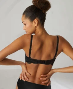 Simone Perele Soutien-gorge Bandeau Coque Avec Armatures Bretelles Amovibles Simone Pérèle Collection De Lingerie Permanente Karma Coloris Noir. 5 Simone Perele Soutien-gorge Bandeau Coque Avec Armatures Bretelles Amovibles Simone Pérèle Collection De Lingerie Permanente Karma Coloris Noir. -Sous Vêtement Soldes Magasin Soutien gorge bandeau coque avec armatures bretelles amovibles Simone Perele Karma noir 12V302 015 2