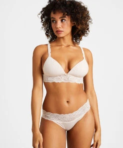 Soutien-gorge Brassière Confort Sans Armatures Bralette De La Collection Lingerie Permanente Sweetessence Par Aubade Paris. 11 Soutien-gorge Brassière Confort Sans Armatures Bralette De La Collection Lingerie Permanente Sweetessence Par Aubade Paris. -Sous Vêtement Soldes Magasin Soutien gorge brassiere triangle coque sans armatures sweetessence skin Aubade chair IKC10 SKIN 3