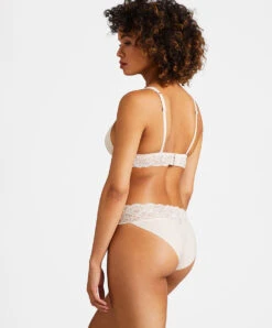 Soutien-gorge Brassière Confort Sans Armatures Bralette De La Collection Lingerie Permanente Sweetessence Par Aubade Paris. 12 Soutien-gorge Brassière Confort Sans Armatures Bralette De La Collection Lingerie Permanente Sweetessence Par Aubade Paris. -Sous Vêtement Soldes Magasin Soutien gorge brassiere triangle coque sans armatures sweetessence skin Aubade chair IKC10 SKIN 4