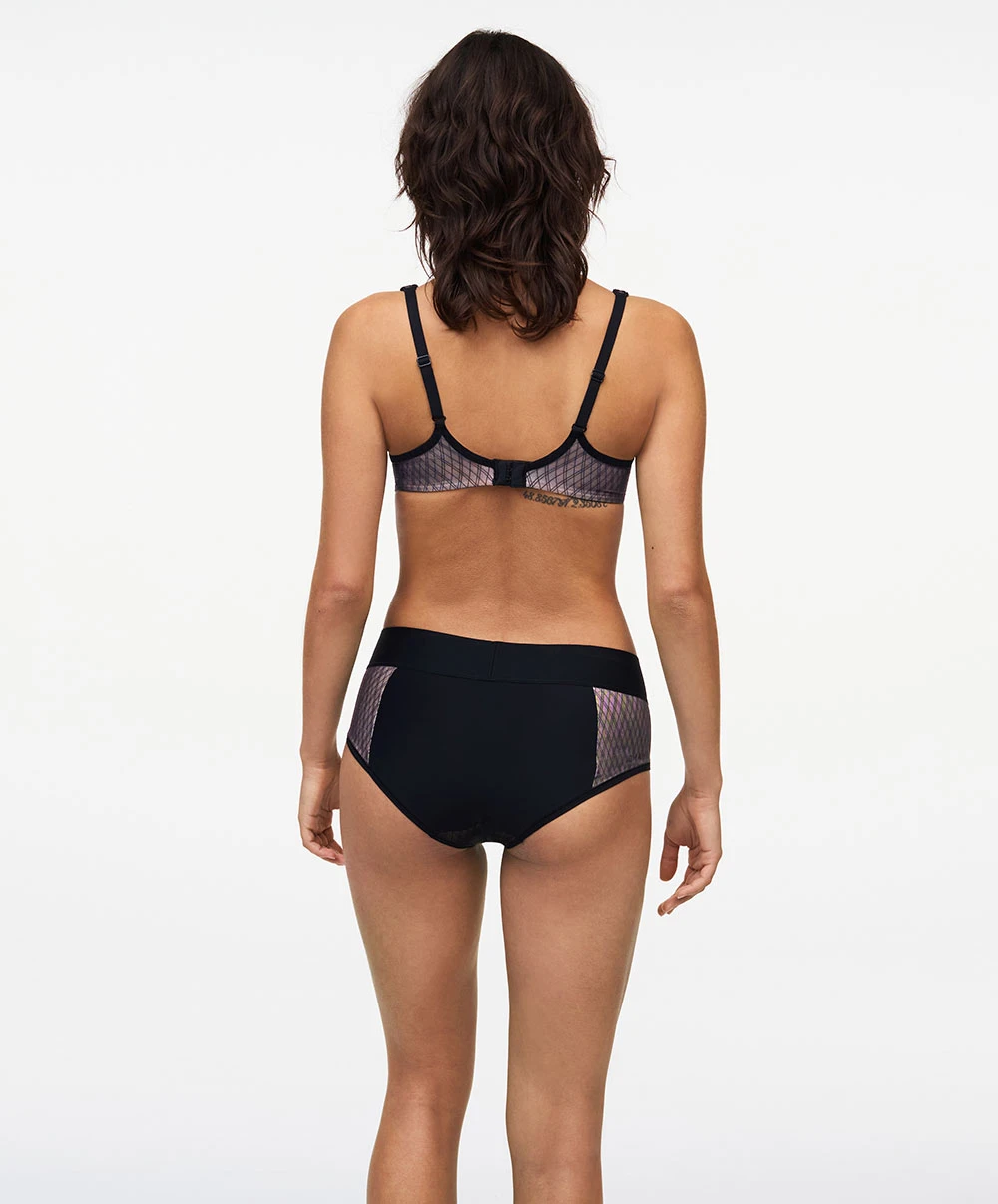 Soutien-gorge Coque à Mémoire De Forme Enveloppant Collection Smooth Lines De La Marque De Lingerie Chantelle, Coloris Noir Et Beige. 6 Soutien-gorge Coque à Mémoire De Forme Enveloppant Collection Smooth Lines De La Marque De Lingerie Chantelle, Coloris Noir Et Beige. – Image 4