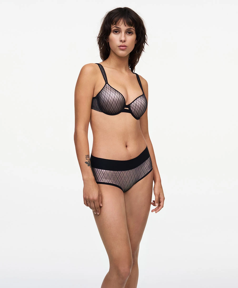 Soutien-gorge Coque à Mémoire De Forme Enveloppant Collection Smooth Lines De La Marque De Lingerie Chantelle, Coloris Noir Et Beige. 8 Soutien-gorge Coque à Mémoire De Forme Enveloppant Collection Smooth Lines De La Marque De Lingerie Chantelle, Coloris Noir Et Beige. – Image 6