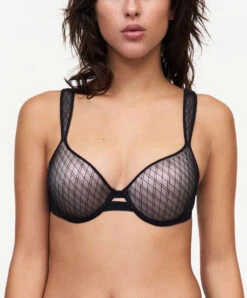 Soutien-gorge Coque à Mémoire De Forme Enveloppant Collection Smooth Lines De La Marque De Lingerie Chantelle, Coloris Noir Et Beige.