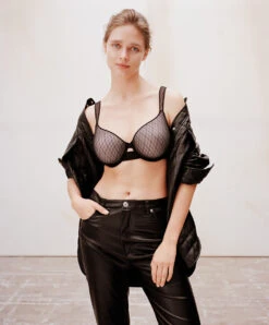 Soutien-gorge Coque à Mémoire De Forme Enveloppant Collection Smooth Lines De La Marque De Lingerie Chantelle, Coloris Noir Et Beige. 16 Soutien-gorge Coque à Mémoire De Forme Enveloppant Collection Smooth Lines De La Marque De Lingerie Chantelle, Coloris Noir Et Beige. -Sous Vêtement Soldes Magasin Soutien gorge coque a memoire de forme enveloppant Chantelle Smooth Lines noir beige C11N60 0DS fashion 1