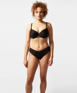 Soutien-gorge Coque à Mémoire De Forme Très Enveloppant De La Marque De Lingerie Chantelle, Collection True Lace, Coloris Noir. -Sous Vêtement Soldes Magasin Soutien gorge coque a memoire de forme tres enveloppant Chantelle true lace noir C11M60 011 3