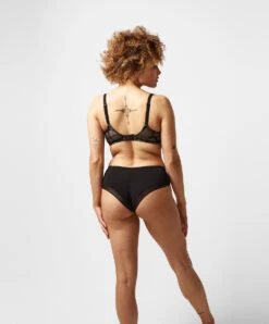 Soutien-gorge Coque à Mémoire De Forme Très Enveloppant De La Marque De Lingerie Chantelle, Collection True Lace, Coloris Noir. -Sous Vêtement Soldes Magasin Soutien gorge coque a memoire de forme tres enveloppant Chantelle true lace noir C11M60 011 4