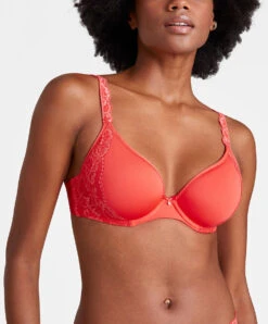 Soutien-gorge Coque Moulé Lisse Spacer Plongeant Collection Lingerie Corail Sweetessence Coloris Grenadine De Chez Aubade Paris.