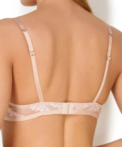 Soutien-gorge Corbeille Lise Charmel Collection Écrin Complice Coloris Peau. 7 Soutien-gorge Corbeille Lise Charmel Collection Écrin Complice Coloris Peau. -Sous Vêtement Soldes Magasin Soutien gorge corbeille Lise Charmel Ecrin Complice nude ecrin chair ACG3053 NE 102