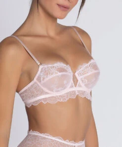Soutien-gorge Corbeille Ligne Sublime En Dentelle De La Marque De Lingerie Française Lise Charmel, Coloris Rose Sublime. 22 Soutien-gorge Corbeille Ligne Sublime En Dentelle De La Marque De Lingerie Française Lise Charmel, Coloris Rose Sublime. -Sous Vêtement Soldes Magasin Soutien gorge corbeille Lise Charmel Sublime en dentelle rose poudre rose sublime ACH3013 OS 3
