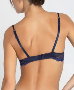 Soutien-gorge Corbeille En Soie Lise Charmel Collection Splendeur Soie, Coloris Splendeur Bermudes (=bleu Marine). 9 Soutien-gorge Corbeille En Soie Lise Charmel Collection Splendeur Soie, Coloris Splendeur Bermudes (=bleu Marine). -Sous Vêtement Soldes Magasin Soutien gorge corbeille en soie Lise Charmel Splendeur soie bermudes bleu marine ACC3080 BS 502
