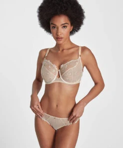Soutien-gorge Emboitant Aubade De La Collection Velvet Memories. 8 Soutien-gorge Emboitant Aubade De La Collection Velvet Memories. -Sous Vêtement Soldes Magasin Soutien gorge emboitant velvet memories Aubade champagne rose RBF13 DAWN 2