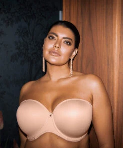 Soutien-gorge Grande Taille Bandeau Moulé Avec Armatures Invisible Elomi Collection Smooth, Coloris Sahara (=peau). 13 Soutien-gorge Grande Taille Bandeau Moulé Avec Armatures Invisible Elomi Collection Smooth, Coloris Sahara (=peau). -Sous Vêtement Soldes Magasin Soutien gorge grande taille bandeau moule avec armatures Elomi Smooth sahara Chair EL4300 SAH 11