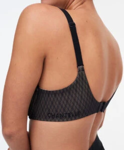Soutien-gorge Moulé Très Enveloppant à Armatures Collection Smooth Lines De La Marque De Lingerie Chantelle, Coloris Noir Et Beige. -Sous Vêtement Soldes Magasin Soutien gorge moule tres enveloppant avec armatures Chantelle Smooth Lines noir beige C11N10 0DS 4