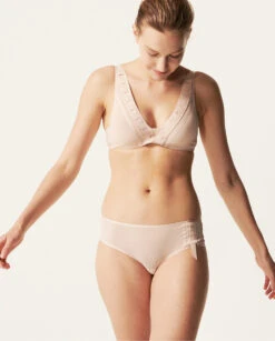 Soutien-gorge Plongeant Triangle à Armatures Chantal Thomass De La Collection Accent En Coloris Beige Doré. 13 Soutien-gorge Plongeant Triangle à Armatures Chantal Thomass De La Collection Accent En Coloris Beige Doré. -Sous Vêtement Soldes Magasin Soutien gorge plongeant armatures triangle Chantal Thomass Accent beige dore chair T02D10 01N 1