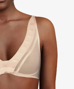 Soutien-gorge Plongeant Triangle à Armatures Chantal Thomass De La Collection Accent En Coloris Beige Doré. 10 Soutien-gorge Plongeant Triangle à Armatures Chantal Thomass De La Collection Accent En Coloris Beige Doré. -Sous Vêtement Soldes Magasin Soutien gorge plongeant armatures triangle Chantal Thomass Accent beige dore chair T02D10 01N 12