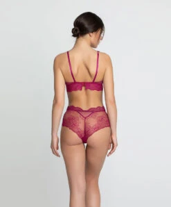 Soutien-gorge Sans Armatures Ligne Sublime En Dentelle De La Marque De Lingerie Française Lise Charmel, Coloris Fuchsia Sublime. 16 Soutien-gorge Sans Armatures Ligne Sublime En Dentelle De La Marque De Lingerie Française Lise Charmel, Coloris Fuchsia Sublime. -Sous Vêtement Soldes Magasin Soutien gorge sans armatures triangle Lise Charmel Sublime en dentelle fuchsia ACH6513 FS 5