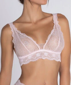 Soutien-gorge Sans Armatures Ligne Sublime En Dentelle De La Marque De Lingerie Française Lise Charmel, Coloris Rose Sublime. 10 Soutien-gorge Sans Armatures Ligne Sublime En Dentelle De La Marque De Lingerie Française Lise Charmel, Coloris Rose Sublime. -Sous Vêtement Soldes Magasin Soutien gorge sans armatures triangle Lise Charmel Sublime en dentelle rose poudre rose sublime ACH6513 OS 3
