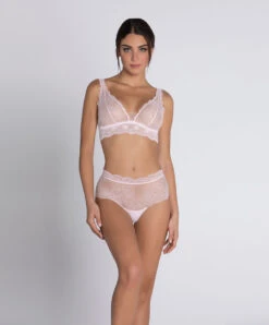 Soutien-gorge Sans Armatures Ligne Sublime En Dentelle De La Marque De Lingerie Française Lise Charmel, Coloris Rose Sublime. 11 Soutien-gorge Sans Armatures Ligne Sublime En Dentelle De La Marque De Lingerie Française Lise Charmel, Coloris Rose Sublime. -Sous Vêtement Soldes Magasin Soutien gorge sans armatures triangle Lise Charmel Sublime en dentelle rose poudre rose sublime ACH6513 OS 4
