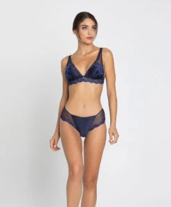 Soutien-gorge Sans Armatures En Soie Lise Charmel Collection Splendeur Soie, Coloris Splendeur Bermudes (=bleu Marine). -Sous Vêtement Soldes Magasin Soutien gorge sans armatures triangle en soie Lise Charmel Splendeur soie bermudes bleu marine ACC6580 BS 504