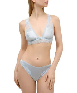 Soutien-gorge Sans Armatures En Soie Lise Charmel Collection Splendeur Soie Coloris Splendeur Azur (bleu Ciel). -Sous Vêtement Soldes Magasin Soutien gorge sans armatures triangle en soie Lise Charmel Splendeur soie bleu azur bleu ciel ACC6580 SZ 3