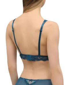 Soutien-gorge Sans Armatures En Soie Lise Charmel Collection Splendeur Soie Coloris Cyan à Mi-chemin Entre Le Bleu Et Le Vert, Dans L'esprit D'un Plumage De Paon. 13 Soutien-gorge Sans Armatures En Soie Lise Charmel Collection Splendeur Soie Coloris Cyan à Mi-chemin Entre Le Bleu Et Le Vert, Dans L'esprit D'un Plumage De Paon. -Sous Vêtement Soldes Magasin Soutien gorge sans armatures triangle en soie Lise Charmel Splendeur soie cyan bleu vert ACC6580 SC 2
