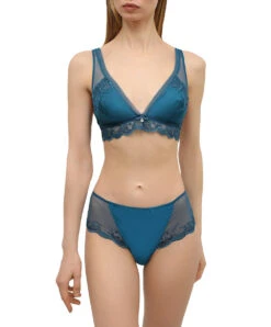 Soutien-gorge Sans Armatures En Soie Lise Charmel Collection Splendeur Soie Coloris Cyan à Mi-chemin Entre Le Bleu Et Le Vert, Dans L'esprit D'un Plumage De Paon. 14 Soutien-gorge Sans Armatures En Soie Lise Charmel Collection Splendeur Soie Coloris Cyan à Mi-chemin Entre Le Bleu Et Le Vert, Dans L'esprit D'un Plumage De Paon. -Sous Vêtement Soldes Magasin Soutien gorge sans armatures triangle en soie Lise Charmel Splendeur soie cyan bleu vert ACC6580 SC 3