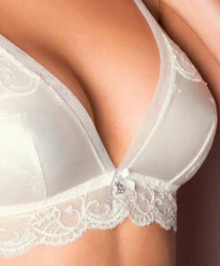 Soutien-gorge Sans Armatures En Soie Lise Charmel Collection Splendeur Soie Coloris écru Nacre (=ivoire). 11 Soutien-gorge Sans Armatures En Soie Lise Charmel Collection Splendeur Soie Coloris écru Nacre (=ivoire). -Sous Vêtement Soldes Magasin Soutien gorge sans armatures triangle en soie Lise Charmel Splendeur soie ecru nacre ivoire ACC6580 EN 504