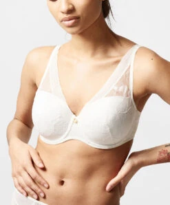 Soutien-gorge Spacer Triangle Plunge De La Marque De Lingerie Chantelle, Collection True Lace, Coloris Milk (=nacre).