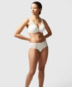 Soutien-gorge Spacer Triangle Plunge De La Marque De Lingerie Chantelle, Collection True Lace, Coloris Milk (=nacre). 8 Soutien-gorge Spacer Triangle Plunge De La Marque De Lingerie Chantelle, Collection True Lace, Coloris Milk (=nacre). -Sous Vêtement Soldes Magasin Soutien gorge spacer triangle plunge Chantelle true lace milk nacre C11M20 0LW 503