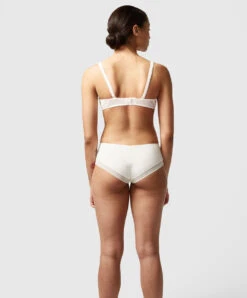 Soutien-gorge Spacer Triangle Plunge De La Marque De Lingerie Chantelle, Collection True Lace, Coloris Milk (=nacre). 9 Soutien-gorge Spacer Triangle Plunge De La Marque De Lingerie Chantelle, Collection True Lace, Coloris Milk (=nacre). -Sous Vêtement Soldes Magasin Soutien gorge spacer triangle plunge Chantelle true lace milk nacre C11M20 0LW 504