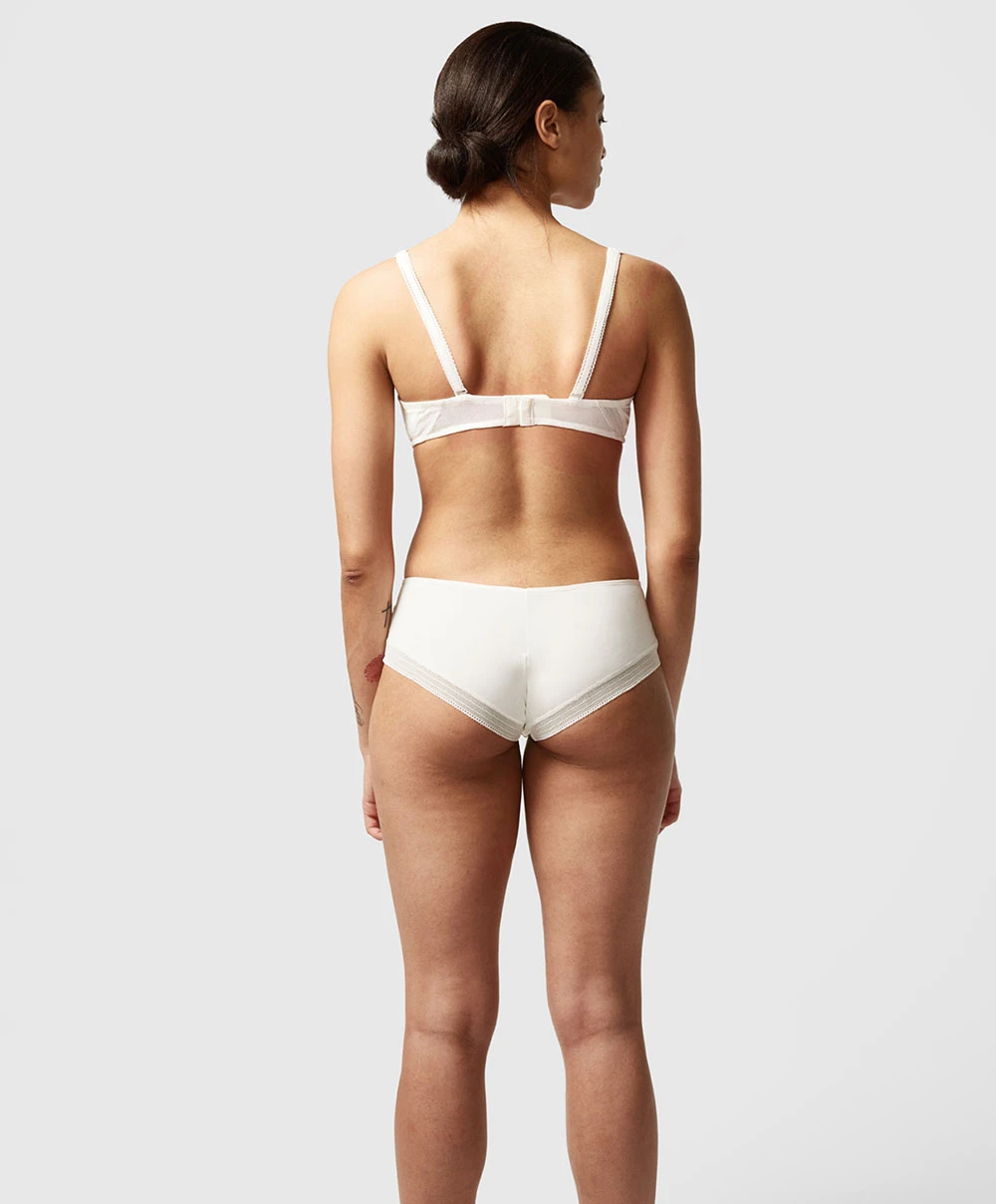 Soutien-gorge Spacer Triangle Plunge De La Marque De Lingerie Chantelle, Collection True Lace, Coloris Milk (=nacre). 6 Soutien-gorge Spacer Triangle Plunge De La Marque De Lingerie Chantelle, Collection True Lace, Coloris Milk (=nacre). – Image 4