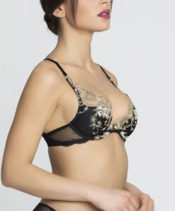 Soutien-gorge Triangle à Armatures De La Collection Lingerie De Luxe Déesse En Glam Par Lise Charmel. 20 Soutien-gorge Triangle à Armatures De La Collection Lingerie De Luxe Déesse En Glam Par Lise Charmel. -Sous Vêtement Soldes Magasin Soutien gorge triangle armatures Lise Charmel Deesse en glam noir or ACH6715 OG 3